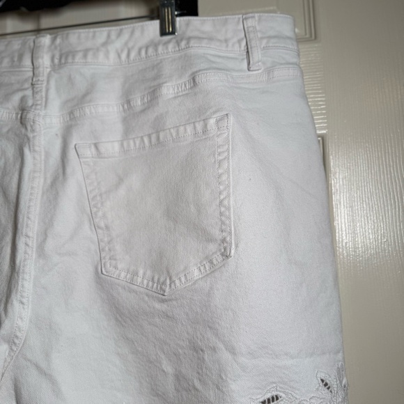 Lane Bryant Boyfriend Fit Jean Short With Embroidered Hem Plus Size 20 - Picture 6 of 10